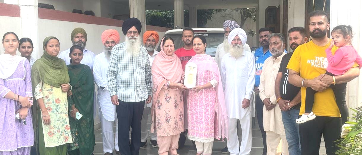 गांव गहौर की पंचायत ने शिक्षिका मनदीप कौर ग्रेवाल को उनके उत्कृष्ट प्रदर्शन के लिए सम्मानित किया